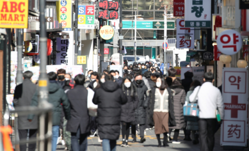 17일 점심시간 명동 거리 모습. /연합뉴스