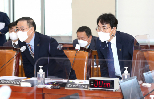 이재영 행정안전부 차관(오른쪽)과 김세환 중앙선거관리위원회 사무총장이 지난 5일 국회에서 열린 행안위 전체회의에 참석했다. /연합뉴스