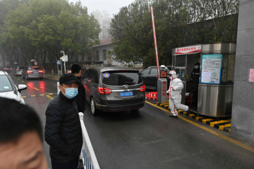 신종 코로나바이러스 감염증(코로나19) 기원을 밝혀내기 위해 중국을 방문하고 있는 세계보건기구(WHO) 조사팀이 1일 우한에 있는 허베이성 질병통제센터에 도착하고 있다. /AFP연합뉴스