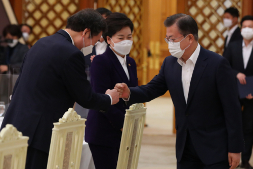 문재인 대통령이 19일 오전 청와대 본관에서 열린 더불어민주당 지도부 초청 간담회에 참석, 이낙연 대표와 인사하고 있다./연합뉴스