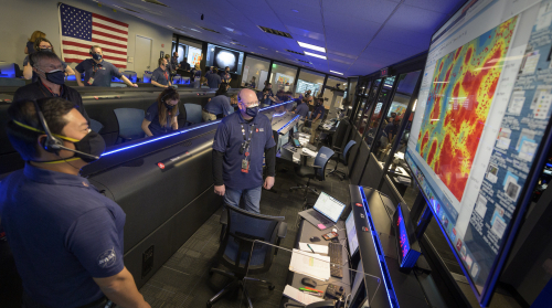 NASA 직원들이 화성 착륙 과정을 지켜보고 있다. /AP연합뉴스