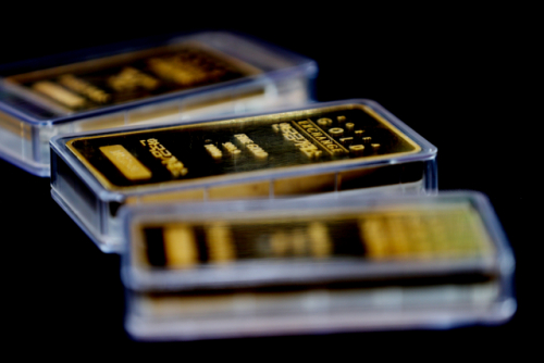 금 자리 꿰차는 비트코인?…국내 금값 10개월만에 최저