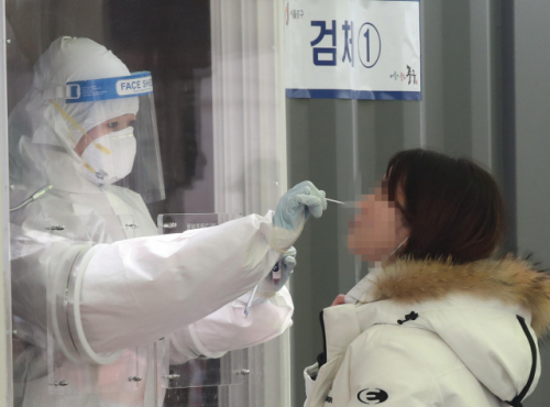 지난 15일 서울역에 마련된 코로나19 임시 선별검사소에서 의료진이 검체를 채취하고 있다./연합뉴스