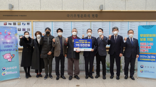 김성주(오른쪽 네번째) 신협사회공헌재단 부문장이 18일 서울 강남구 삼성동에 위치한 국가무형문화재전수교육관을 방문해 ‘코로나19 예방물품 전달식’을 가진 뒤 박종군(〃다섯번째) 국가무형기능협회 이사장을 비롯한 관계자들과 화이팅을 외치고 있다. /사진 제공=신협중앙회