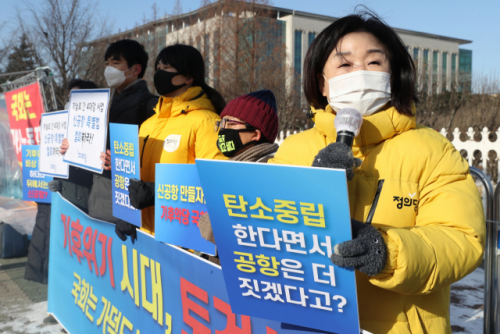 심상정 정의당 의원이 지난 17일 오전 서울 여의도 국회 앞에서 열린 기후위기 가속하는 가덕도신공항 특별법 철회 촉구 기자회견에서 발언하고 있다. /연합뉴스