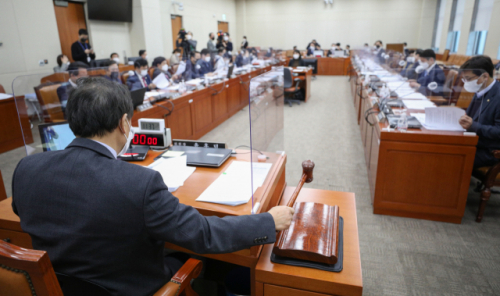 19일 국회에서 열린 기획재정위원회 전체회의에서 윤후덕 기재위원장이 의사봉을 두드리고 있다. /연합뉴스