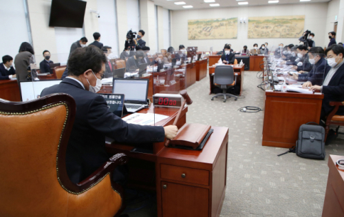 19일 국회에서 교육위원회 전체회의가 열리고 있다. /연합뉴스