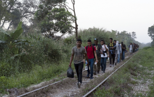 중앙아메리카에서 미국으로 가려는 이주자들이 지난 10일(현시기간) 멕시코의 한 철길 위를 걷고 있다. /AP연합뉴스