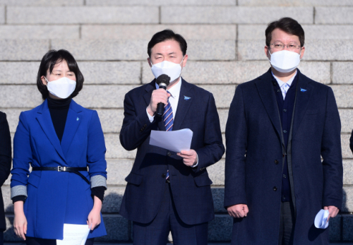 더불어민주당 김영춘 부산시장 경선후보(가운데)가 19일 국회 본관 앞에서 '가덕도신공항 특별법' 통과를 촉구하고 있다./연합뉴스