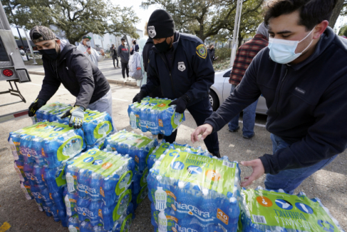 기록적인 한파로 상수도가 끊긴 미국 텍사스주 휴스턴에서 18일(현지시간) 기증받은 식수가 주민들에게 배포되고 있다./AP연합뉴스