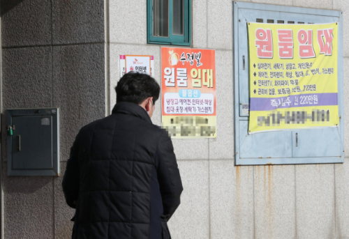 지난 18일 오후 청주시 충북대학교 대학가에 임차인을 구하는 전단이 여기저기 붙어있다. /청주=연합뉴스