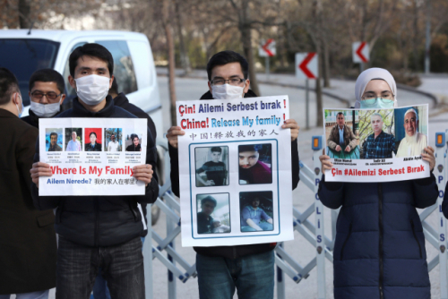 터키의 위구르계 주민들이 5일(현지시간) 수도 앙카라에 있는 중국 대사관 앞에서 구금 상태에 있는 고향 친지들의 석방을 촉구하는 시위를 벌이고 있다./AFP연합뉴스