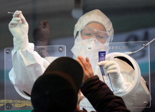 지난 19일 오후 서울 중구 서울역 광장에 설치된 신종 코로나바이러스 감염증(코로나19) 임시 선별 검사소에서 의료진이 시민의 검체를 채취하고 있다. /연합뉴스