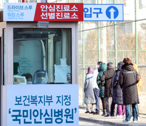 18일 오전 용산구 순천향대 서울병원 임시선별진료소에서 시민들이 코로나19 검사를 기다리고 있다./연합뉴스