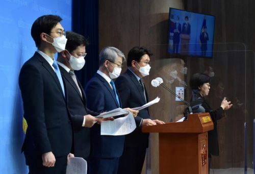 황운하 더불어민주당 의원과 장경태(왼쪽부터), 김승원, 민형배 의원이 지난 9일 서울 여의도 국회 소통관에서 중대범죄수사청법 발의 기자회견을 하고 있다./권욱 기자