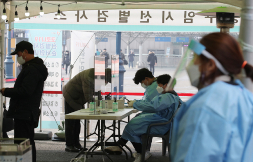 지난 20일 오전 서울 중구 서울역 광장 신종 코로나바이러스 감염증(코로나19) 임시 선별 검사소에서 의료진이 시민들이 검사를 기다리고 있다./연합뉴스