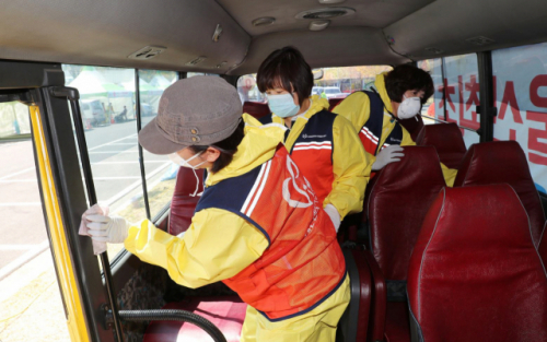 지난해 4월 울산 동천체육관에서 자원봉사자들이 신종 코로나바이러스 감염증(코로나19) 예방을 위해 학원 차량을 소독하고 있다. /사진제공=울산시