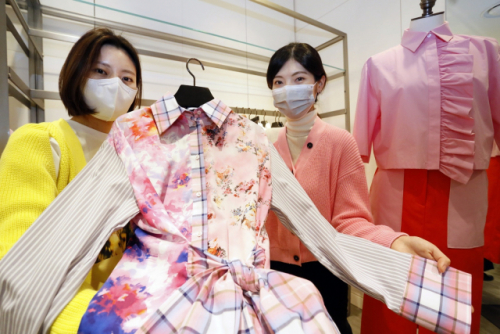 21일 서울 강남구 압구정로 갤러리아백화점 명품관에 있는 해외 패션 브랜드 편집샵 ‘지스트리트494’에서 모델들이 봄을 맞이해 '21S/S 봄' 신상 의류를 선보이고 있다./사진 제공=갤러리아백화점