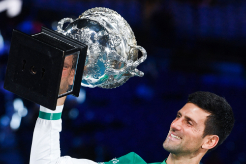 노바크 조코비치가 호주 오픈 테니스대회 3년 연속 우승을 달성한 뒤 트로피를 들고 세리머니를 펼치고 있다. /AFP연합뉴스