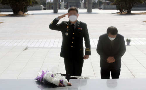 5·18민주묘지에서 경례하고 있는 현역 영관급 장교. /연합뉴스