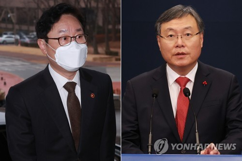 박범계(왼쪽) 법무부 장관과 신현수 청와대 민정수석./연합뉴스