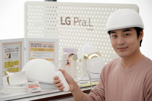 LG전자 모델이 탈모 치료용 의료기기 LG프라엘 메디헤어를 소개하고 있다. /사진 제공=LG전자