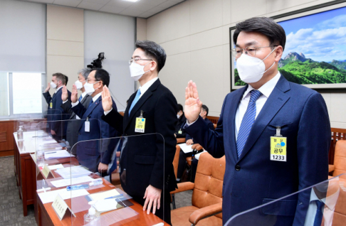 22일 국회에서 열린 환경노동위원회 산업재해관련 청문회에서 최정우 포스코 회장 등 증인들이 선서를 하고 있다. 이날 청문회엔 노트먼 조셉 네이든 쿠팡풀필먼트서비스 대표, 우무현 GS건설 대표, 최 회장, 한성희 포스코건설 대표, 신영수 CJ대한통운 택배부문 대표, 이원우 현대건설 대표, 박찬복 롯데글로벌로지스 대표, 정호영 LG디스플레이 대표, 한영석 현대중공업 대표가 참석했다./권욱기자