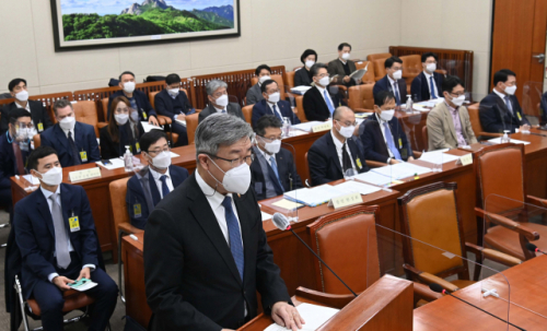 이재갑 고용노동부장관이 22일 국회에서 열린 국회환경노동위원회 산업재해 관련 청문회에서 관련 업무보고를 하고 있다. 앞줄 왼쪽부터 시계 반대 방향으로 우무현 GS건설 대표이사, 한성희 포스코건설 대표이사, 이원우 현대건설 대표이사, 한영석 현대중공업 대표이사, 최정우 포스코 대표이사, 정호영 LG디스플레아 대표이사, 박찬복 롯데글로벌로지스 대표이사, 신영수 CJ대한통운 택배부문 대표, 조셉 네이든 쿠팡풀민먼트서비스 대표이사./권욱기자