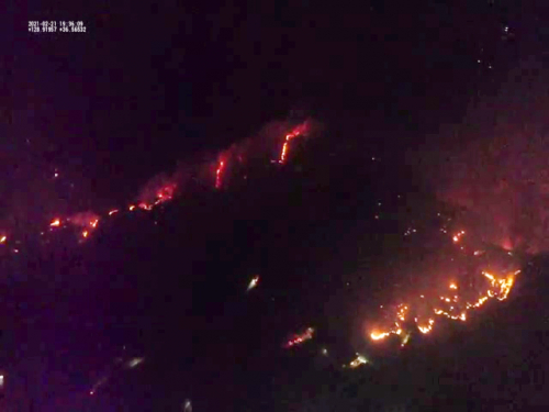 지난 21일 경상북도 안동시에서 발생한 산불이 능선을 타고 확산하고 있다. /사진제공=중앙산림재난상황실
