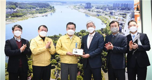 이항진(왼쪽세번째) 여주시장이 19일 이민우(왼쪽네번째) 경기신용보증재단 이사장으로부터 ‘특례보증 출연실적 우수 지자체’ 감사패를 받고 기념촬영을 하고있다. /사진제공=여주시