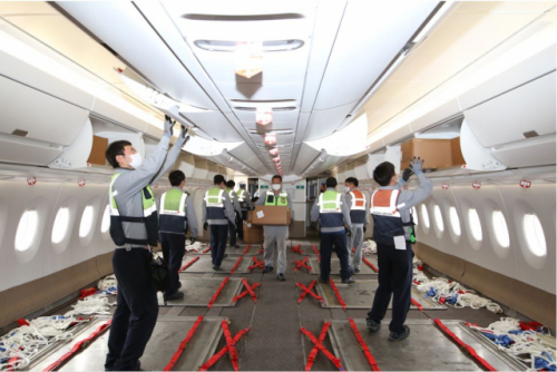 아시아나항공 직원들이 새롭게 개조된 화물 수송기에 짐을 실고 있다. 아시아나항공은 지난 21일 ‘A350-900’ 여객기 2대에 대한 화물기 추가 개조를 완료했다/사진제공=아시아나항공