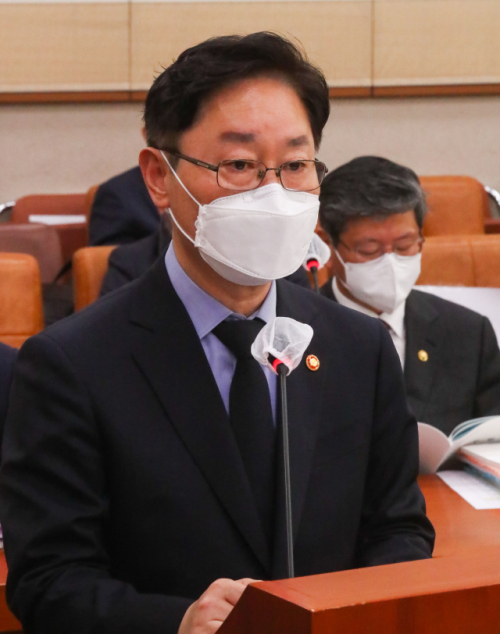 박범계 법무부 장관이 22일 국회에서 열린 법제사법위원회 전체회의에서 업무보고를 하고 있다. /연합뉴스