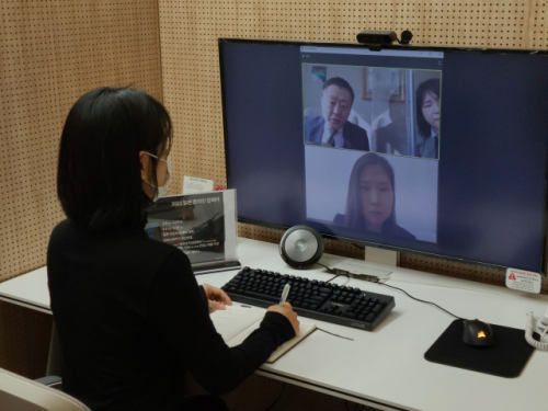 지난 8일부터 사흘간 열린 ‘2021 일본 온라인 채용박람회’에서 한 일본 기업이 구직자와 화상 면접을 하고 있다. /사진 제공=KOTRA