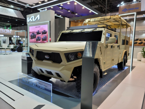 기아가 아랍에미리트(UAE) 아부다비 국립전시센터에서 개최되고 있는 IDEX 2021에 전시한 소형 전술 차량 콘셉트카 4인승 카고. 완전 무장한 병력 8명을 포함해 약 4톤의 물자를 수송할 수 있다./사진 제공=현대차그룹