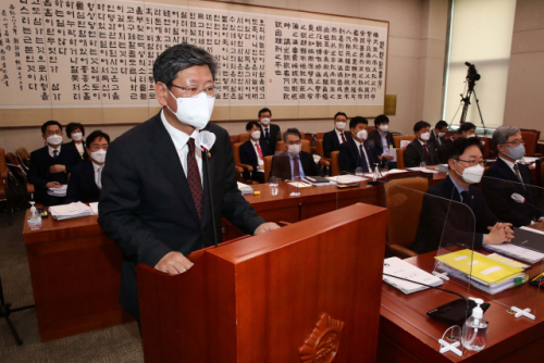 이용구 차관, 법사위 불참 설사 고열 때문…사과