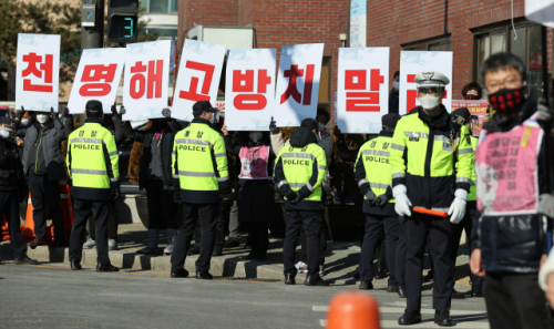 지난 9일 오후 서울 종로구 청운동주민센터 앞에서 1,000인 해고 노동자 문제 해결을 촉구하며 행진에 참가한 노조 관계자들이 정리 기자회견을 하며 팻말을 들어보이고 있다. 이날 행진과 기자회견에는 코레일네트웍스-고객센터지부, LG트윈타워분회 청소근로자, 아시아나케이오지부, 이스타항공 등 해고 노동자들이 참가했다. /연합뉴스