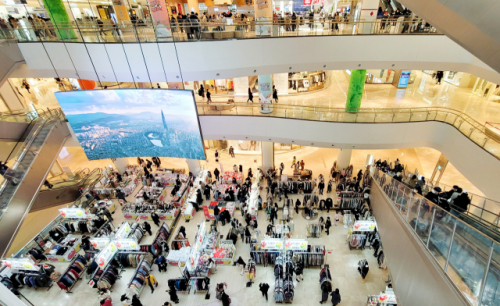 설 연휴 첫날인 지난 11일 오후 3시경 서울 시내의 한 쇼핑몰을 찾은 시민들이 휴일을 즐기고 있다. /연합뉴스