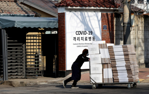 지난 21일 오전 서울 중구 국립중앙의료원에 마련된 중앙예방접종센터에 관계자가 의료 물품을 옮기고 있다./연합뉴스