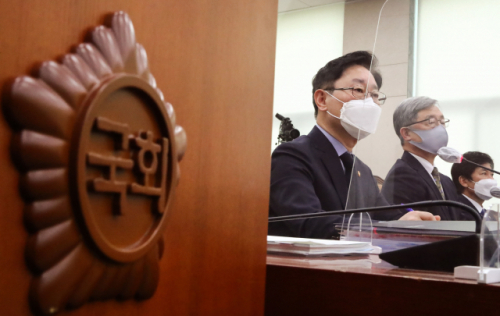 박범계 법무부 장관이 22일 국회에서 열린 법제사법위원회 전체회의에서 질의에 답변하고 있다./연합뉴스