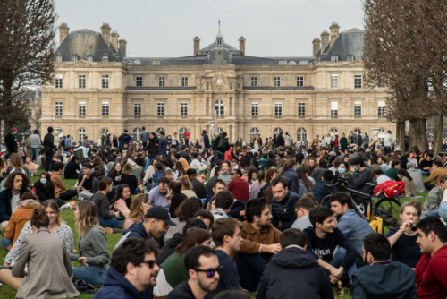 [사진] 날씨만큼 경각심도 풀렸나…파리 시민 'No 마스크 나들이'