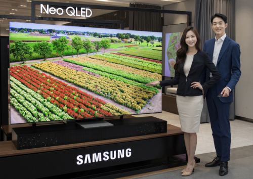 삼성전자 모델이 수원 삼성 디지털시티에서 2021년 신제품 Neo QLED TV를 소개하고 있다. /사진 제공=삼성전자