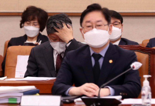 이용구 법무부 차관이 22일 오전 서울 여의도 국회에서 열린 법제사법위원회 전체회의에 출석해 이마를 만지고 있다. /권욱기자