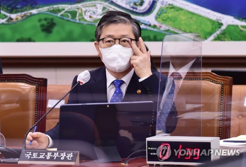 변창흠 국토교통부 장관이 22일 국회에서 열린 국토교통위원회 전체회의에서 답변하고 있다. /연합뉴스