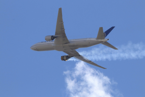미국 덴버에서 비행 중 엔진 고장으로 인해 지상으로 파편이 떨어진 보잉 777과 같은 계열의 엔진을 사용한 항공기가 현재 국내에서 17대 운항 중인 것으로 확인됐다. /연합뉴스