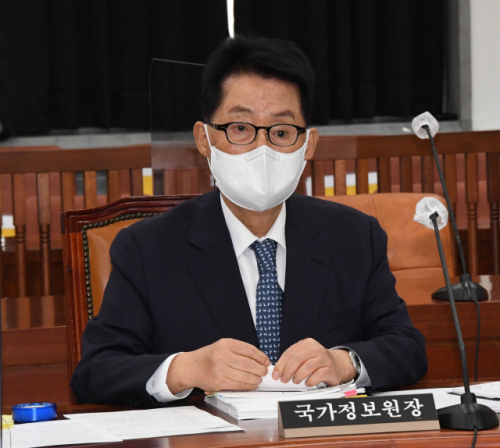박지원 국가정보원장이 22일 국회에서 열린 정보위원회 전체회의에 출석하고 있다./연합뉴스