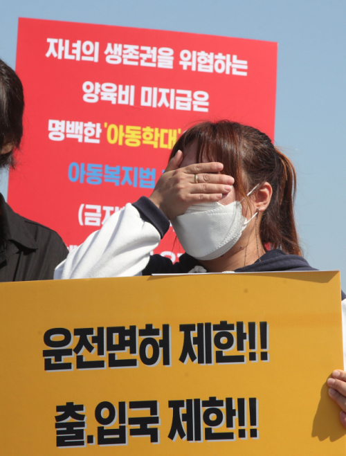 지난해 5월 6일 서울 여의도 국회의사당 앞에서 양육비해결총연합회 관계자가 발언을 마친 뒤 눈물을 흘리고 있다. /연합뉴스
