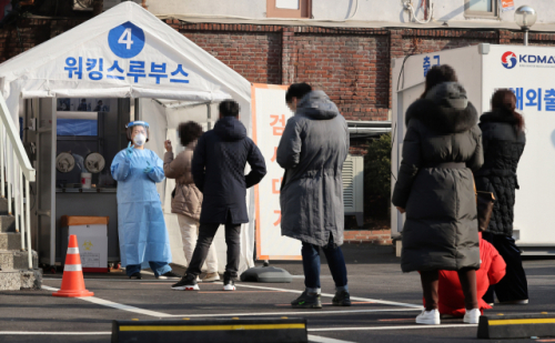 국내 신종 코로나바이러스 감염증(코로나19) 신규 확진자 수가 416명을 기록한 21일 오전 서울 중구 국립중앙의료원에 마련된 코로나19 워킹스루 선별진료소에서 시민들이 검사를 위해 대기하고 있다./연합뉴스