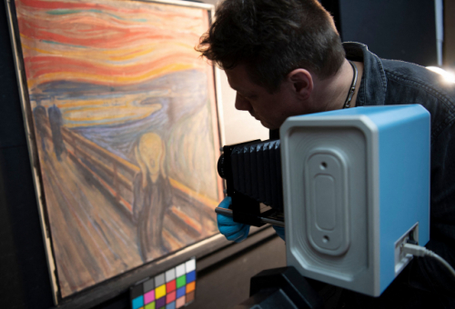 노르웨이 국립미술관 큐레이터가 오슬로에서 에드바르 뭉크의 작품 '절규' 원작에 쓰여있는 글씨를 쓴 사람이 누구인지 찾기 위한 작업에서 적외선 스캐너를 이용하고 있다. /AFP연합뉴스