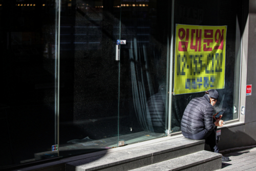 지난달 29일 오전 서울의 핵심 상권 중 하나인 중구 명동 거리의 한 상가의 점포에 불이 꺼진 채 임대 안내문이 붙어 있다. /연합뉴스