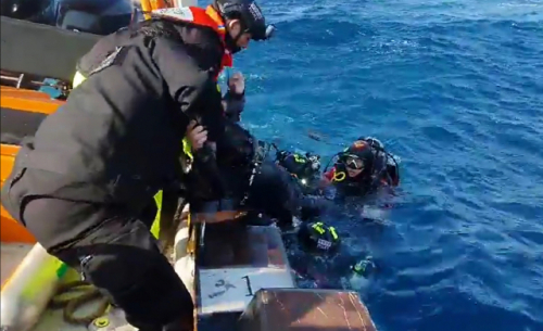 21일 해양경찰서 구조대원들이 경북 경주 해상에서 전복된 어선 거룡호(9.77t급 연안통발) 안에 생존해 있던 한국인 선원을 구조하고 있다./포항해양경찰서 제공